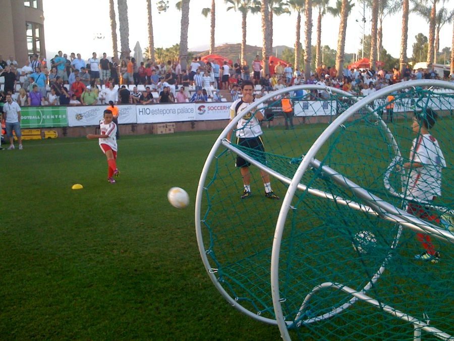 Chicos del Campus participan en el partido de fútbol del Málaga
